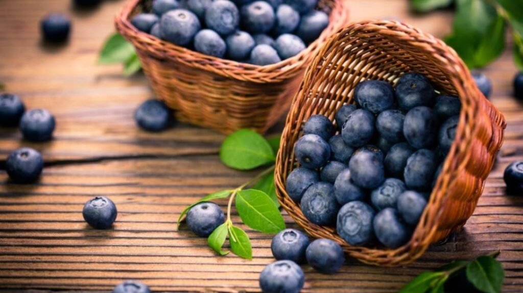 Blueberries, an antioxidant-rich fruit that promotes brain and heart health.