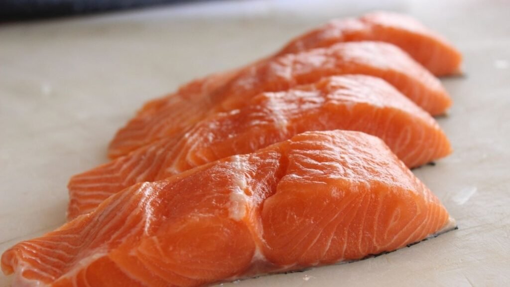 Fully cooked salmon (boneless) rich in omega-3 fatty acids for a healthy coat.